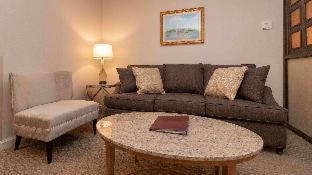 Habitación con cama extragrande, sofá cama y bañera de hidromasaje - No fumadores del hotel Best Western Plus Vineyard Inn and Suites. Foto 11