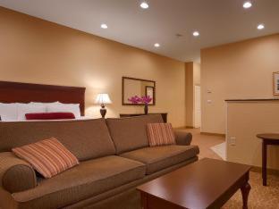 Habitación con cama extragrande, sofá cama y bañera de hidromasaje - No fumadores del hotel Best Western Plus Vineyard Inn and Suites. Foto 15