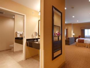 Habitación con cama extragrande, sofá cama y bañera de hidromasaje - No fumadores del hotel Best Western Plus Vineyard Inn and Suites. Foto 16