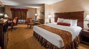 Habitación con cama extragrande, sofá cama y bañera de hidromasaje - No fumadores del hotel Best Western Plus Vineyard Inn and Suites. Foto 17