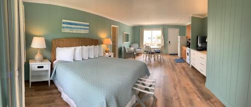 Estudio con cama extragrande del hotel Hartman's Briney Breezes Beach Resort. Foto 2