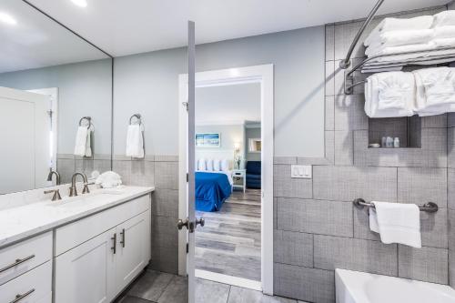 Estudio con cama extragrande del hotel Hartman's Briney Breezes Beach Resort. Foto 5