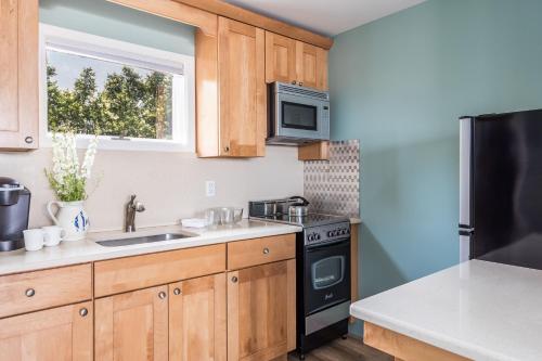 Estudio con cama extragrande del hotel Hartman's Briney Breezes Beach Resort. Foto 8