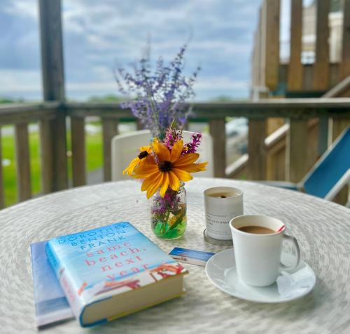 Estudio con cama extragrande del hotel Hartman's Briney Breezes Beach Resort. Foto 9