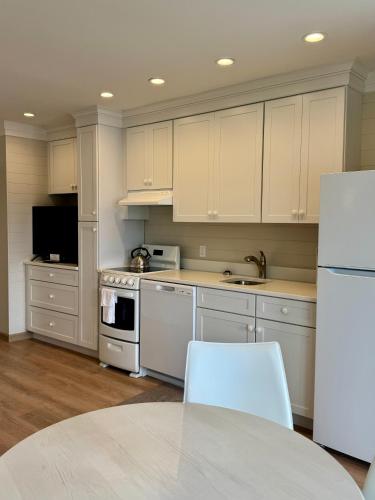 Estudio Deluxe con cama grande del hotel Hartman's Briney Breezes Beach Resort. Foto 4