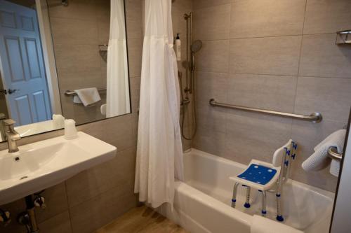 Estudio Deluxe con cama grande del hotel Hartman's Briney Breezes Beach Resort. Foto 15