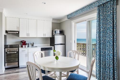 Suite de 1 dormitorio con cama grande y sofá cama del hotel Hartman's Briney Breezes Beach Resort. Foto 6