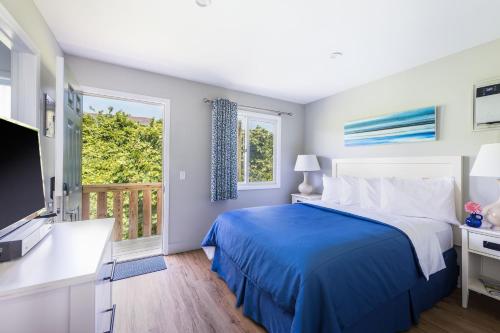 Suite de 1 dormitorio con cama grande y sofá cama del hotel Hartman's Briney Breezes Beach Resort. Foto 7