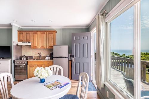 Suite de 1 dormitorio con cama grande y sofá cama del hotel Hartman's Briney Breezes Beach Resort. Foto 8