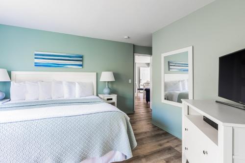 Suite Deluxe con cama extragrande del hotel Hartman's Briney Breezes Beach Resort. Foto 2