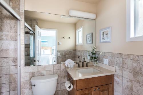 Suite Deluxe con cama extragrande del hotel Hartman's Briney Breezes Beach Resort. Foto 5