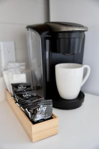 Suite Deluxe con cama extragrande del hotel Hartman's Briney Breezes Beach Resort. Foto 7