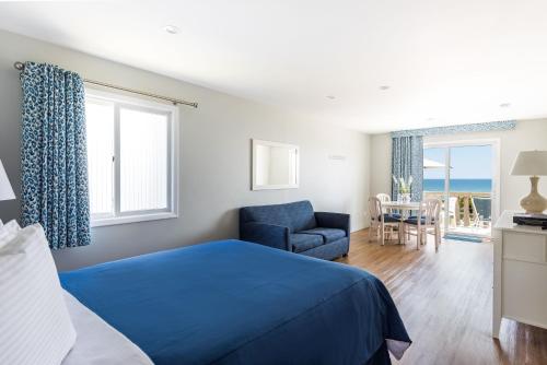 Suite de 1 dormitorio con cama queen y sofá cama del hotel Hartman's Briney Breezes Beach Resort. Foto 1