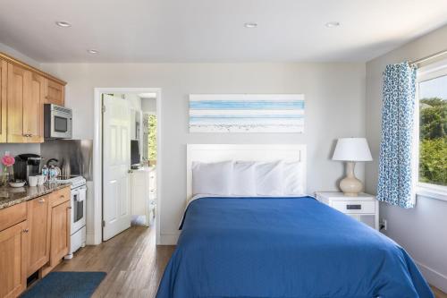 Suite de 1 dormitorio con cama queen y sofá cama del hotel Hartman's Briney Breezes Beach Resort. Foto 2