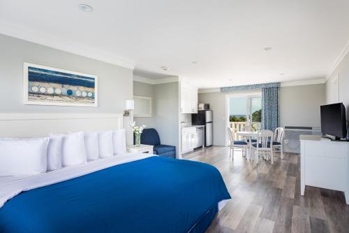 Suite de 1 dormitorio con cama queen y sofá cama del hotel Hartman's Briney Breezes Beach Resort. Foto 3