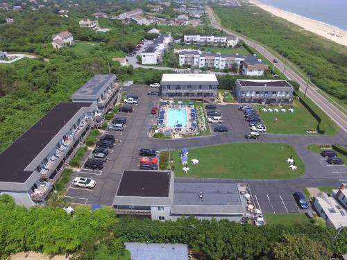Suite de 1 dormitorio con cama queen y sofá cama del hotel Hartman's Briney Breezes Beach Resort. Foto 10