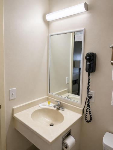 Habitación King - No fumadores del hotel Super 8 By Wyndham Canandaigua. Foto 1