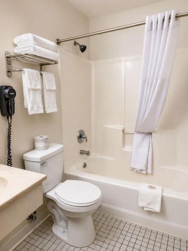 Habitación King - No fumadores del hotel Super 8 By Wyndham Canandaigua. Foto 3