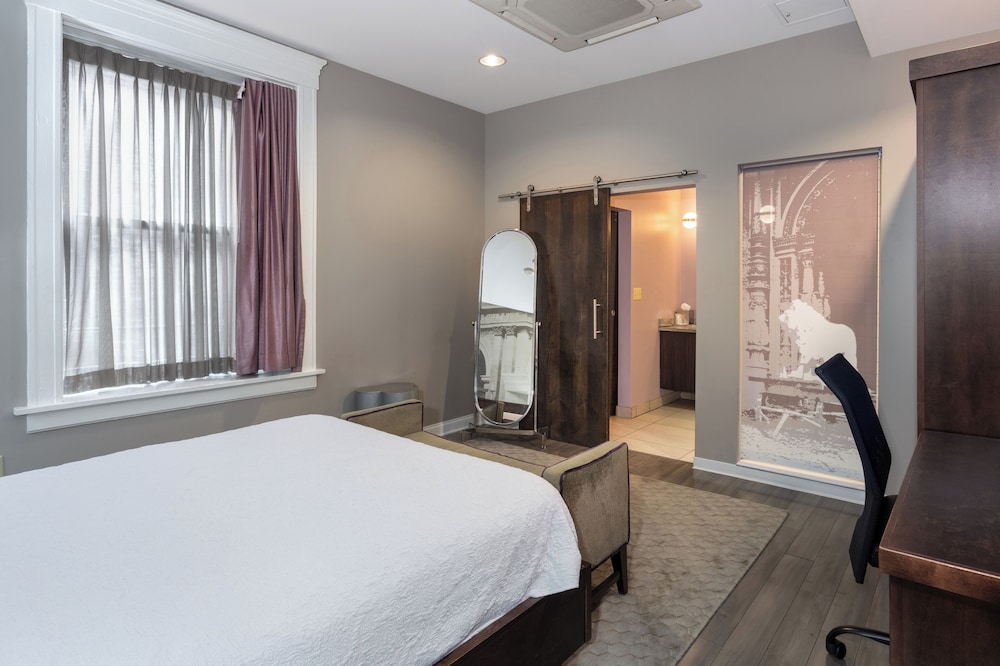 Habitación básica, 1 cama de matrimonio, no fumadores (Mobility, Roll - in Shower) del hotel Hotel at the Lafayette, Trademark Collection by Wyndham