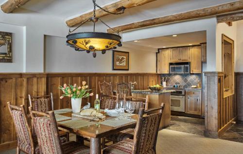 Suite de 3 dormitorios del hotel The Whiteface Lodge. Foto 1