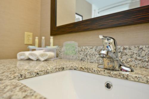 Habitación Doble Estándar con 2 camas grandes del hotel Holiday Inn Express Canandaigua - Finger Lakes. Foto 2