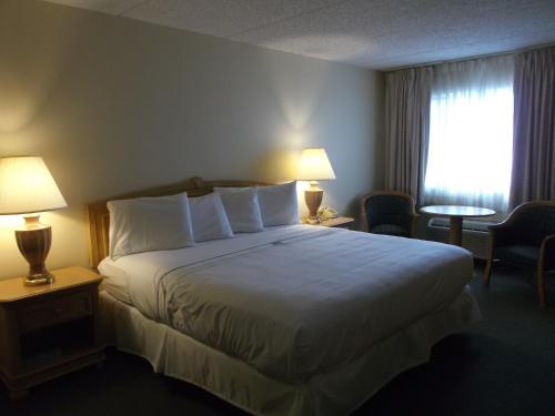 Habitación con cama extragrande, bañera de hidromasaje y vistas a la piscina cubierta del hotel Bonnie Castle Resort & Marina. Foto 1