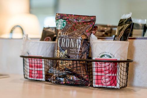 Habitación con cama extragrande, bañera de hidromasaje y vistas a la piscina cubierta del hotel Bonnie Castle Resort & Marina. Foto 2