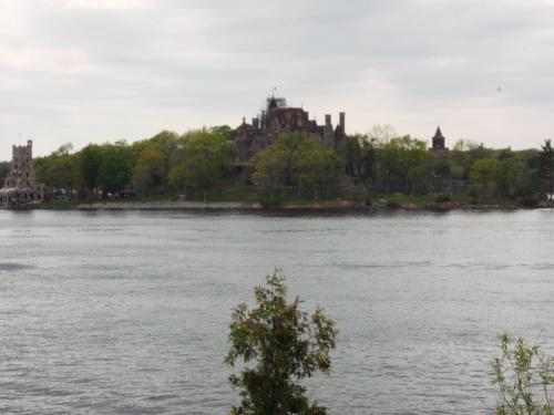 Habitación con cama extragrande, bañera de hidromasaje y vistas al río del hotel Bonnie Castle Resort & Marina