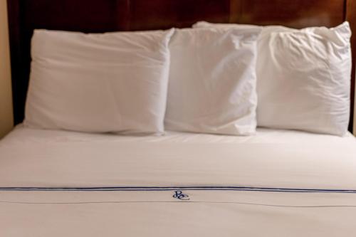 Habitación con cama extragrande, bañera de hidromasaje y vistas al río del hotel Bonnie Castle Resort & Marina. Foto 4