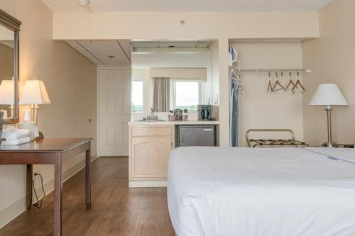 Habitación con cama extragrande, bañera de hidromasaje y vistas al río del hotel Bonnie Castle Resort & Marina. Foto 7