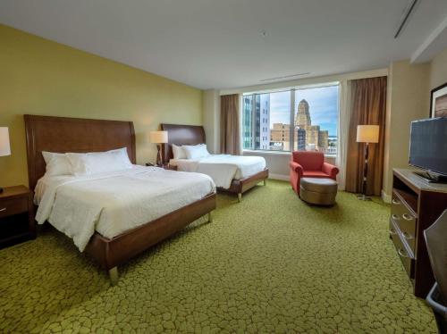 Suite con 2 camas grandes y vistas a la ciudad del hotel The Hilton Garden Inn Buffalo-downtown. Foto 1