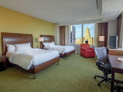 Suite con 2 camas grandes y vistas a la ciudad del hotel The Hilton Garden Inn Buffalo-downtown. Foto 2