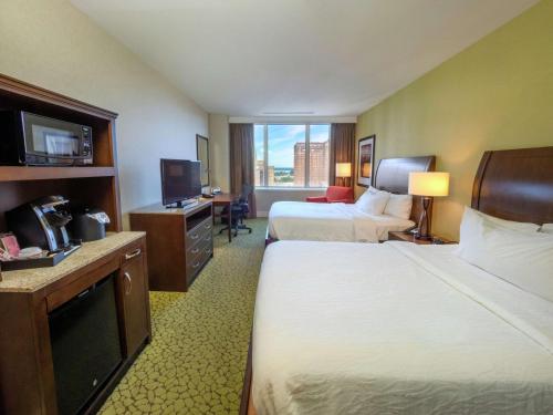 Habitación con 2 camas grandes del hotel The Hilton Garden Inn Buffalo-downtown. Foto 3