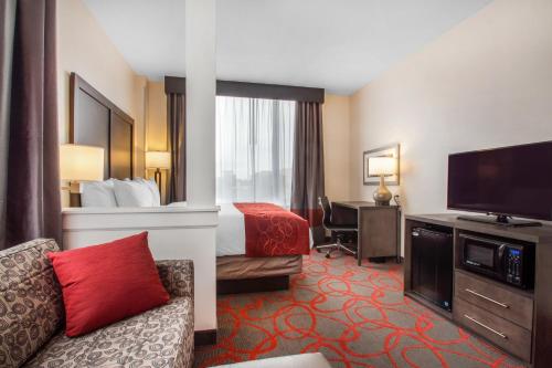 Suite con cama extragrande - No fumadores del hotel Comfort Inn and Suites Near Stadium. Foto 6