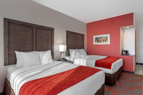 Habitación con 2 camas grandes - Adaptada para personas con discapacidad del hotel Comfort Inn and Suites Near Stadium. Foto 1