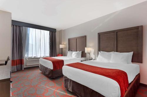 Habitación con 2 camas grandes - Adaptada para personas con discapacidad del hotel Comfort Inn and Suites Near Stadium. Foto 2