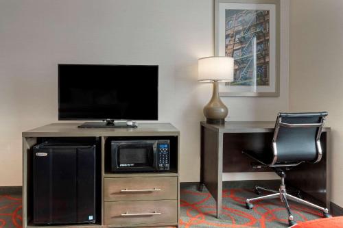 Habitación con 2 camas grandes - Adaptada para personas con discapacidad del hotel Comfort Inn and Suites Near Stadium. Foto 3