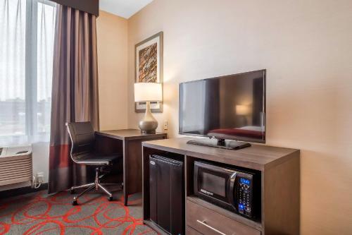 Habitación con 2 camas grandes - Adaptada para personas con discapacidad del hotel Comfort Inn and Suites Near Stadium. Foto 7