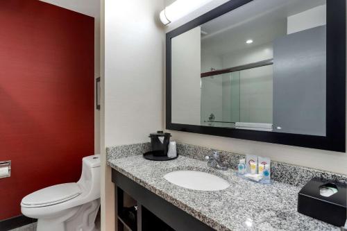 Habitación con 2 camas grandes - No fumadores del hotel Comfort Inn and Suites Near Stadium. Foto 3