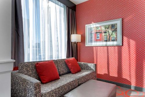 Suite con cama extragrande - No fumadores del hotel Comfort Inn and Suites Near Stadium. Foto 1