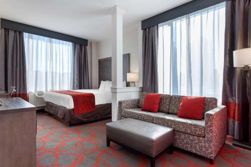 Suite con cama extragrande - No fumadores del hotel Comfort Inn and Suites Near Stadium. Foto 4