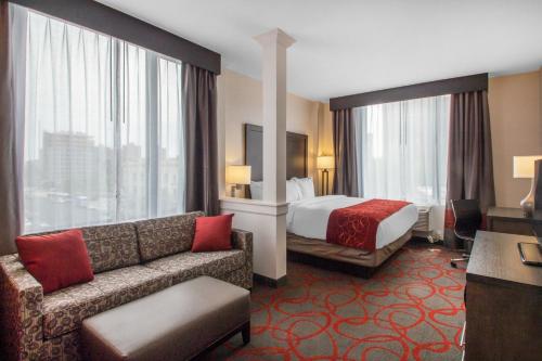 Suite con cama extragrande - No fumadores del hotel Comfort Inn and Suites Near Stadium. Foto 5