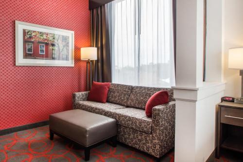Suite con cama extragrande - No fumadores del hotel Comfort Inn and Suites Near Stadium. Foto 7