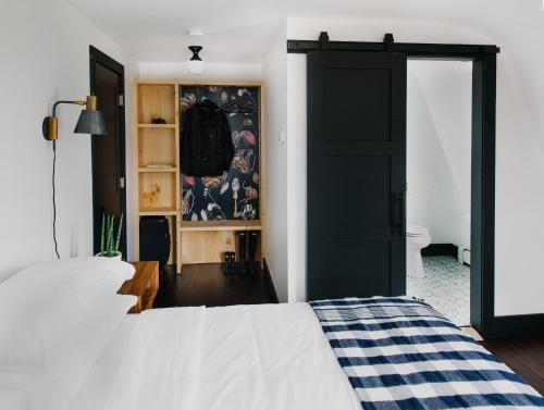 Habitación con cama extragrande del hotel Eastwind
