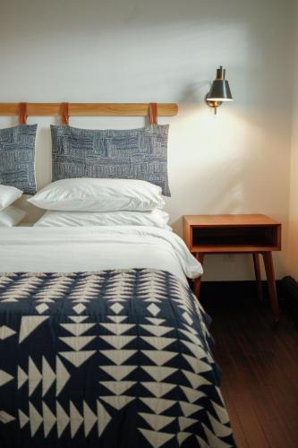 Habitación con cama extragrande del hotel Eastwind. Foto 6