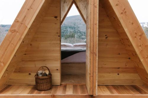 Habitación con cama grande del hotel Eastwind. Foto 3