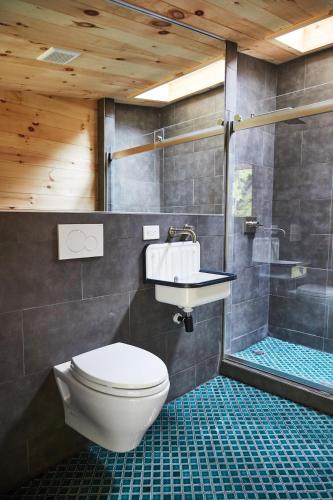 Habitación con cama grande del hotel Eastwind. Foto 4