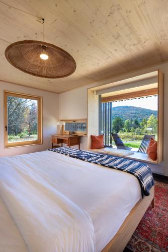 Habitación con cama extragrande y vistas a la montaña del hotel Eastwind. Foto 1