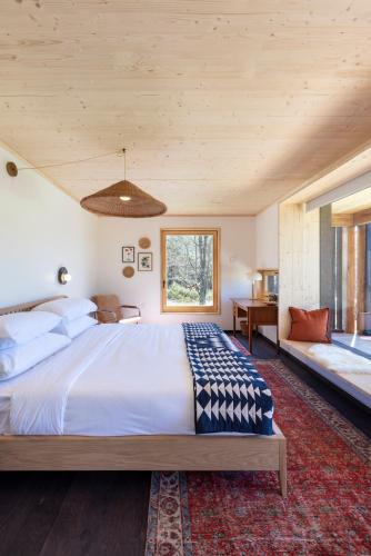Habitación con cama extragrande y vistas a la montaña del hotel Eastwind. Foto 2