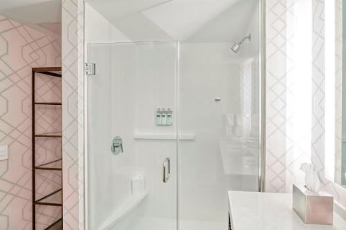 Habitación adaptada para personas con movilidad reducida/discapacidad auditiva y equipada con ducha accesible en silla de ruedas - 2 camas grandes del hotel Residence Inn Weehawken Port Imperial. Foto 8